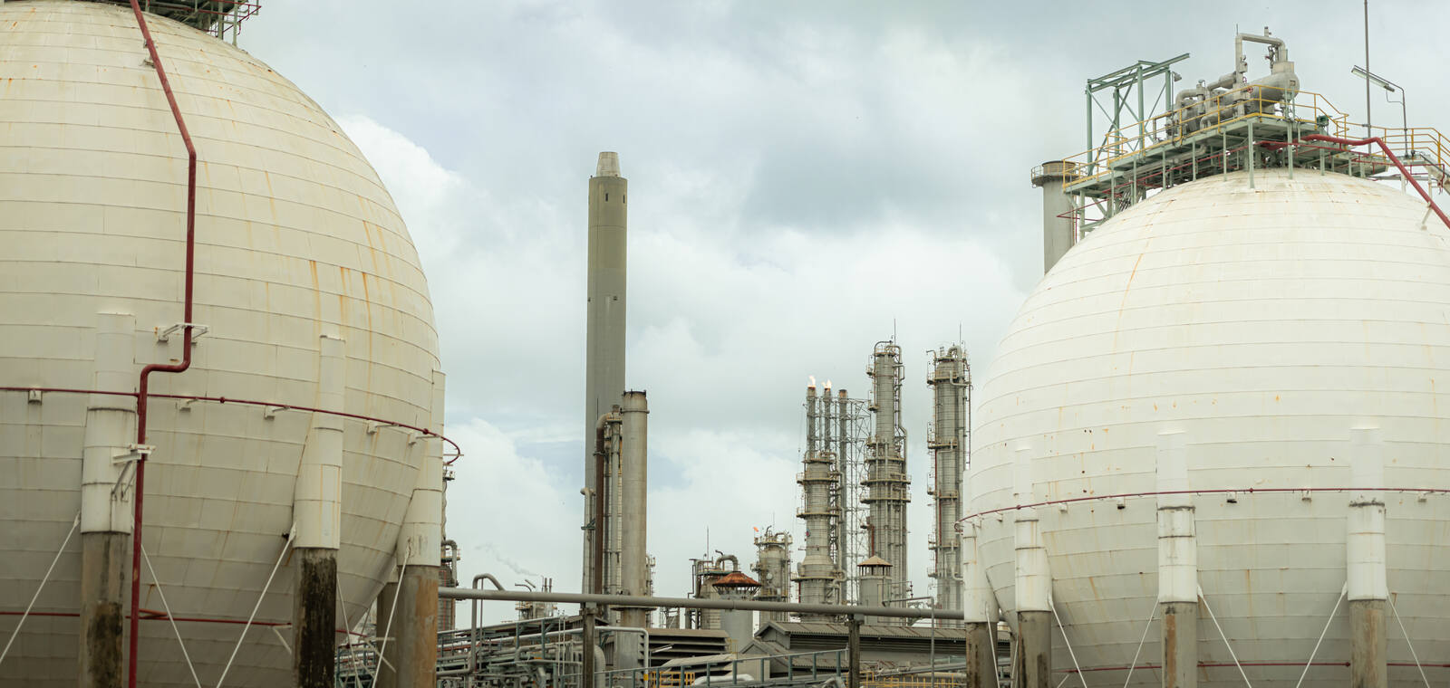 Industrial ammonia refrigeration plant with spherical storage vessels and process pipework