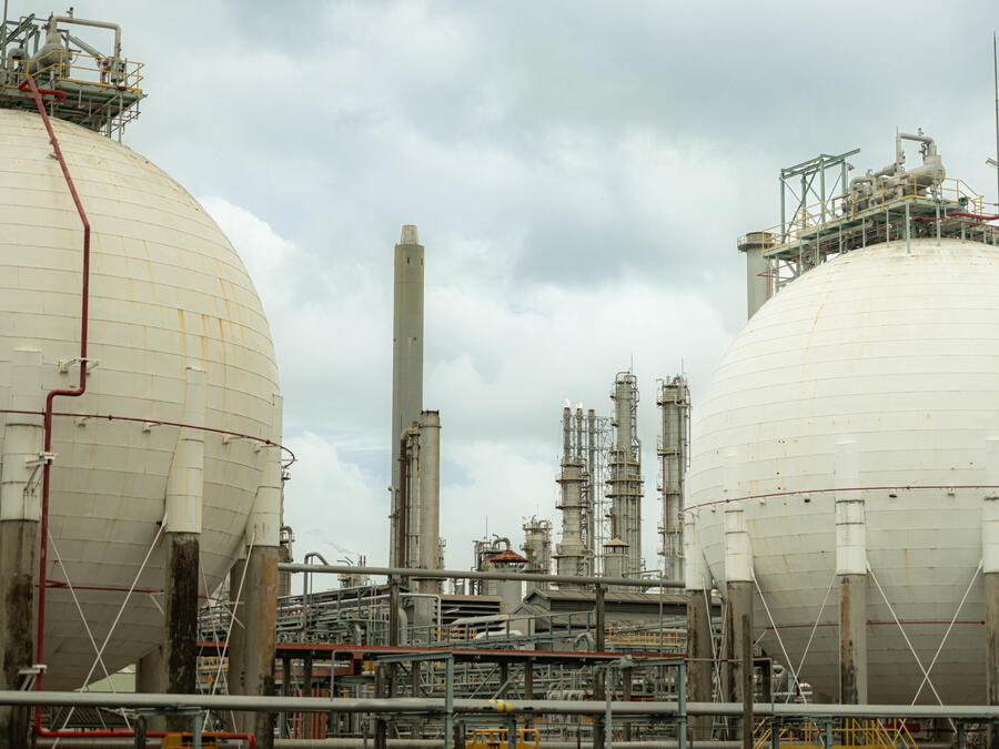 Industrial ammonia refrigeration plant with spherical storage tanks and process pipework